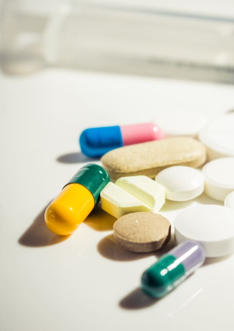 Разноцветные таблетки на белом столе