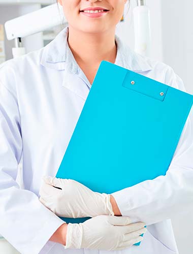 доктор женщина с планшетом в руках и синих перчатках